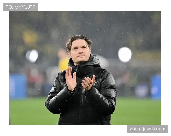 特写：德甲赛场，看台上的多特蒙德球迷为即将离任的泰尔齐奇高歌致敬